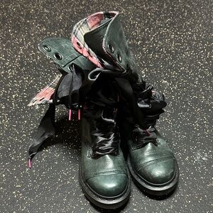 Dr Marten Stylish Women's Triumph Combat Boots